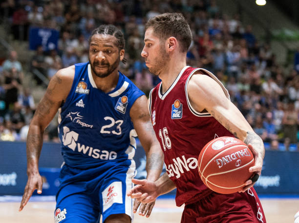 背后艰辛不 背后艰辛不