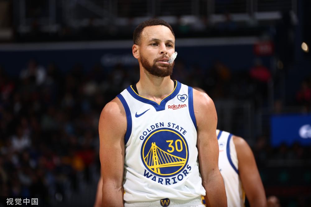 形成鲜明对 形成鲜明对